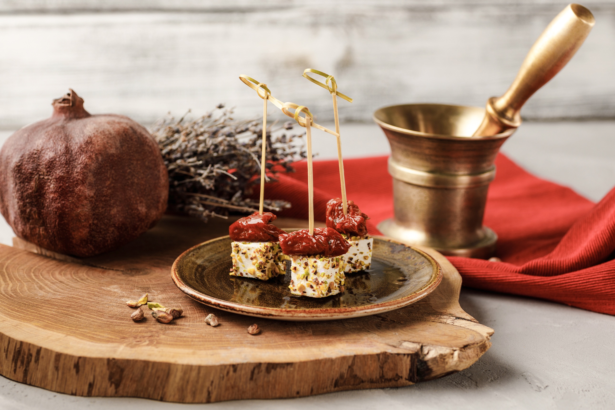 Молодой сыр в фисташках с вялеными томатами