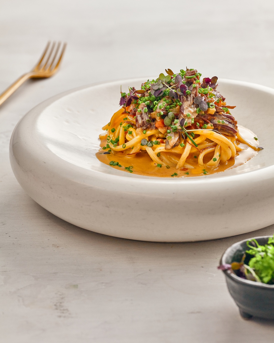 Паста с соусом Чеддер и томлеными говяжьими щечками