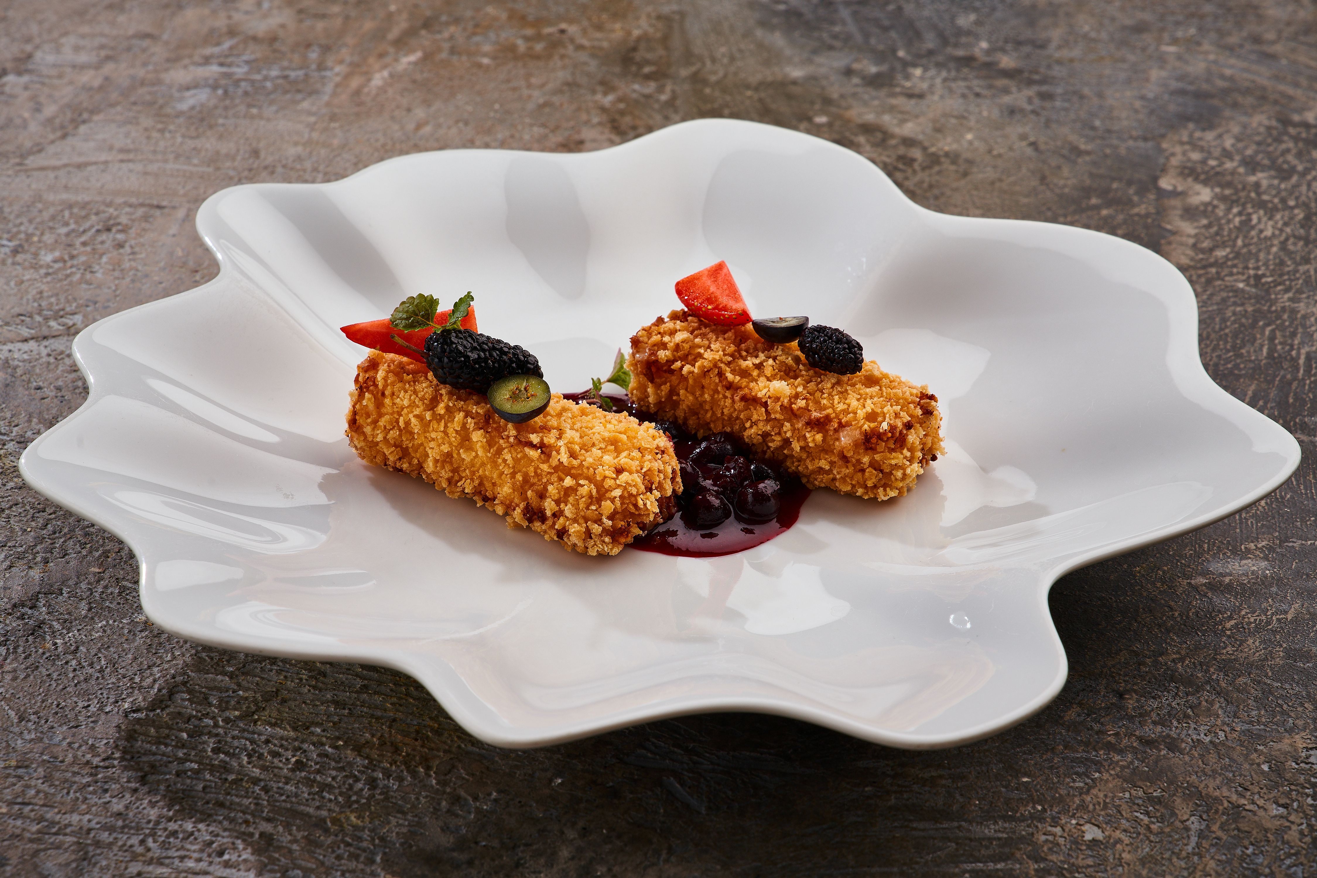 Хрустящий теплый сыр с соусом из жженной смородины