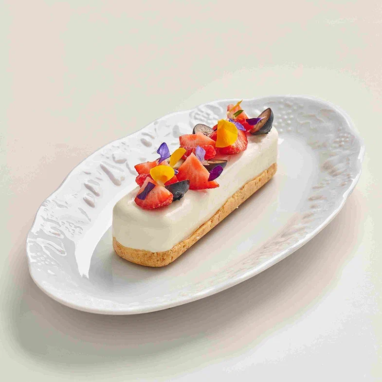 Чизкейк с ягодами в виде эклера