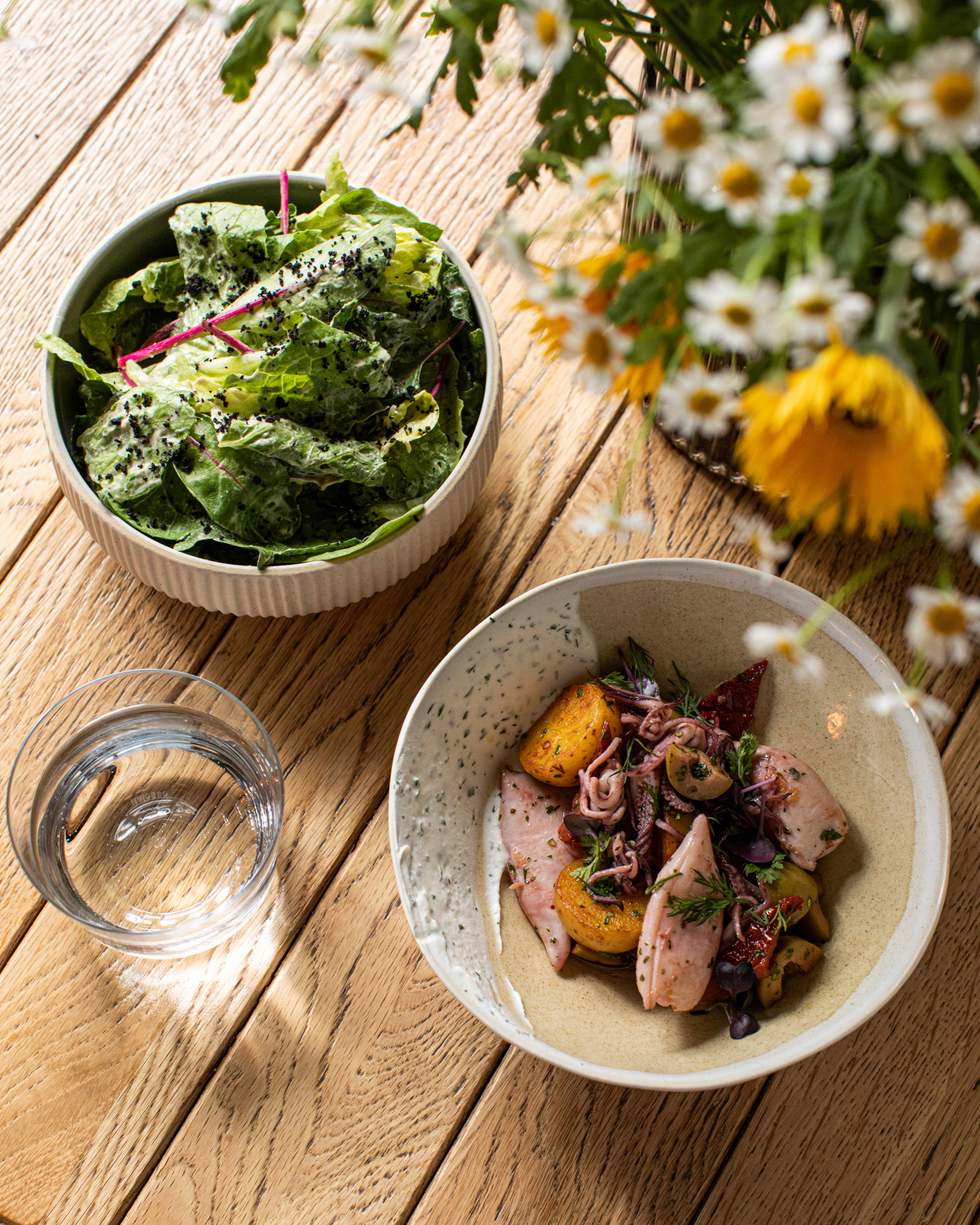 Салат из картофеля, запечённого с томатами и кальмаром, с кремом из сыра мягкого в рассоле