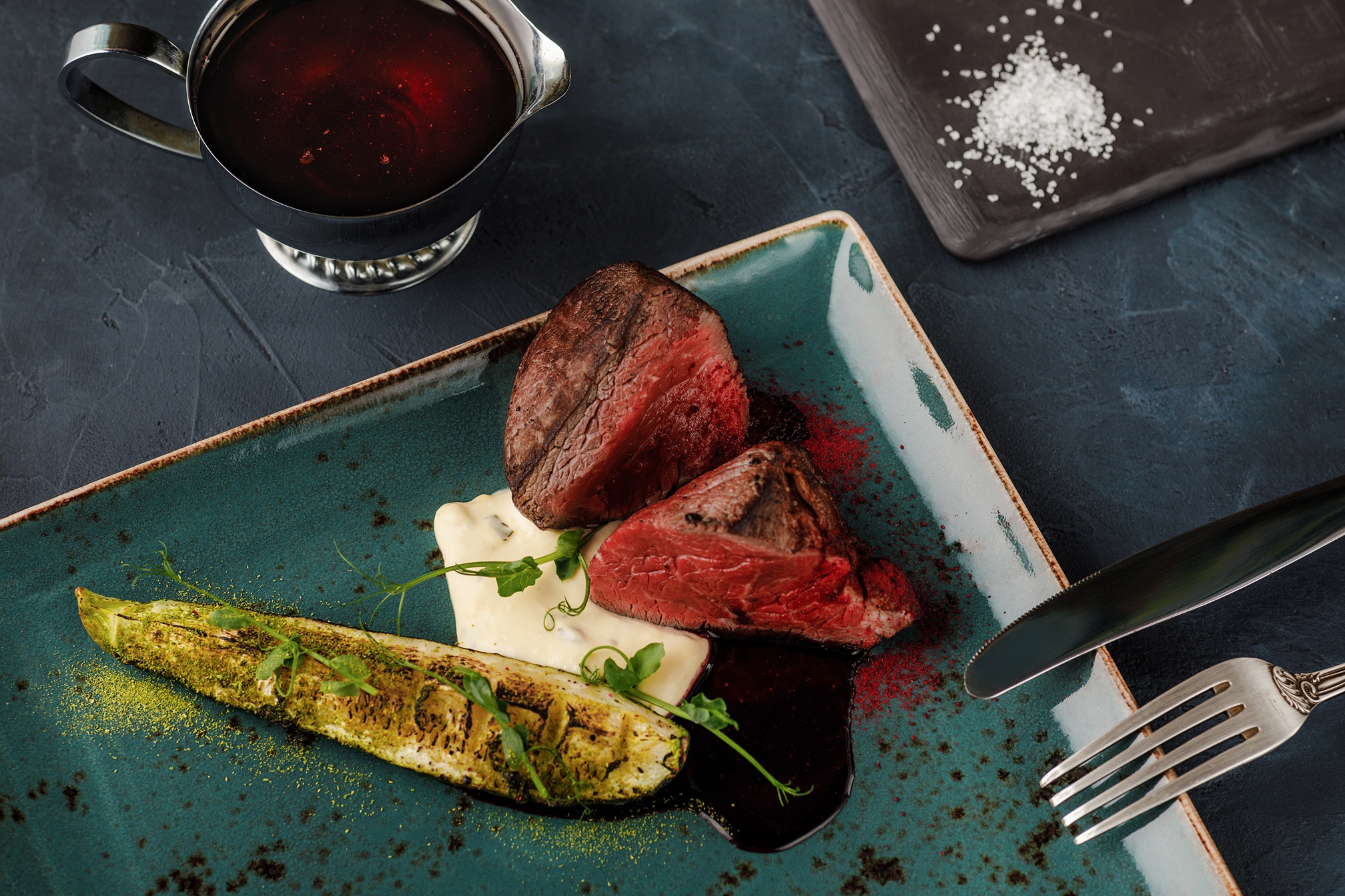 Турнедо из говядины с сырным дипом и соусом из красного вина и кардамоном