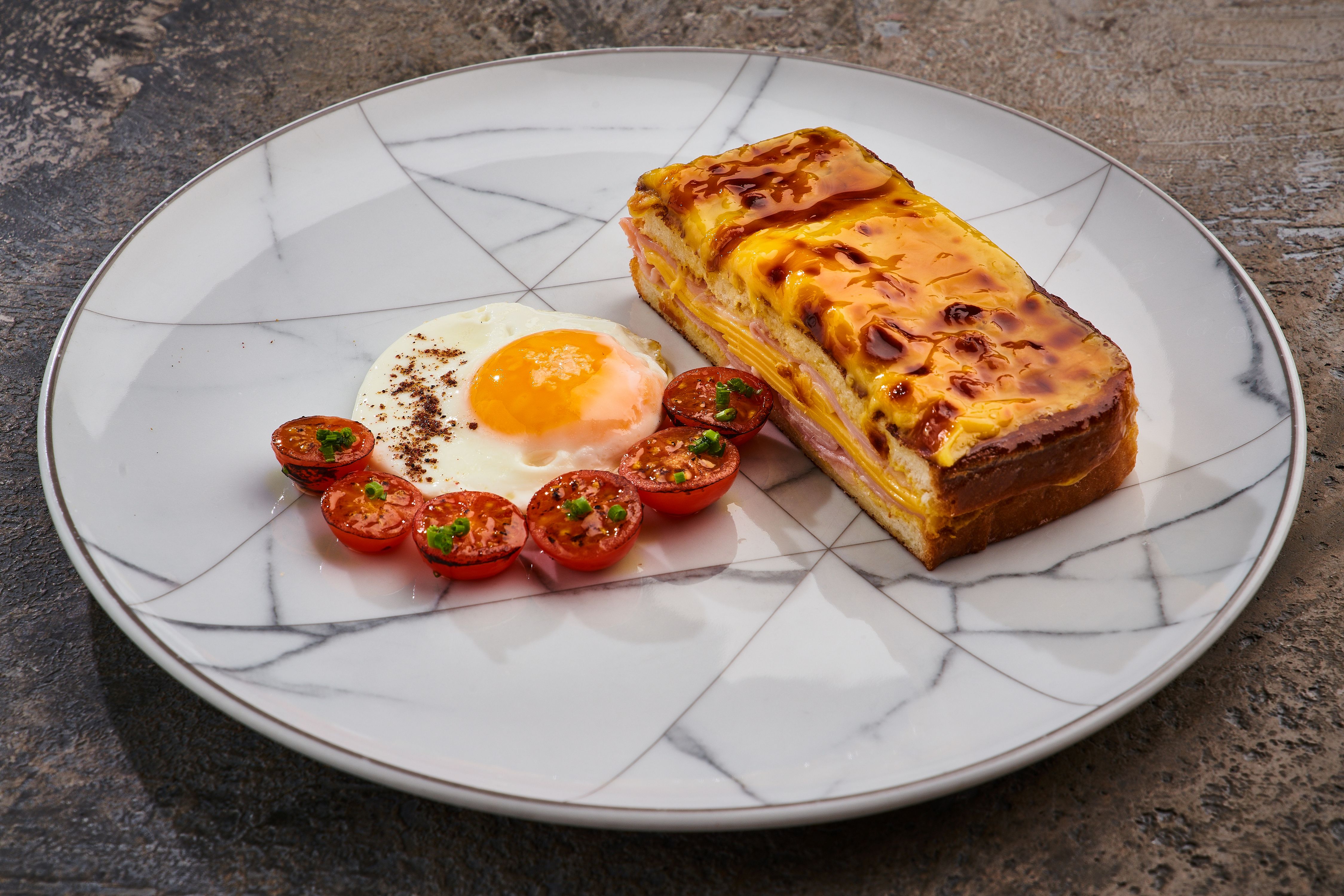 Утренний жареный тост с окороком, чеддером и яйцом