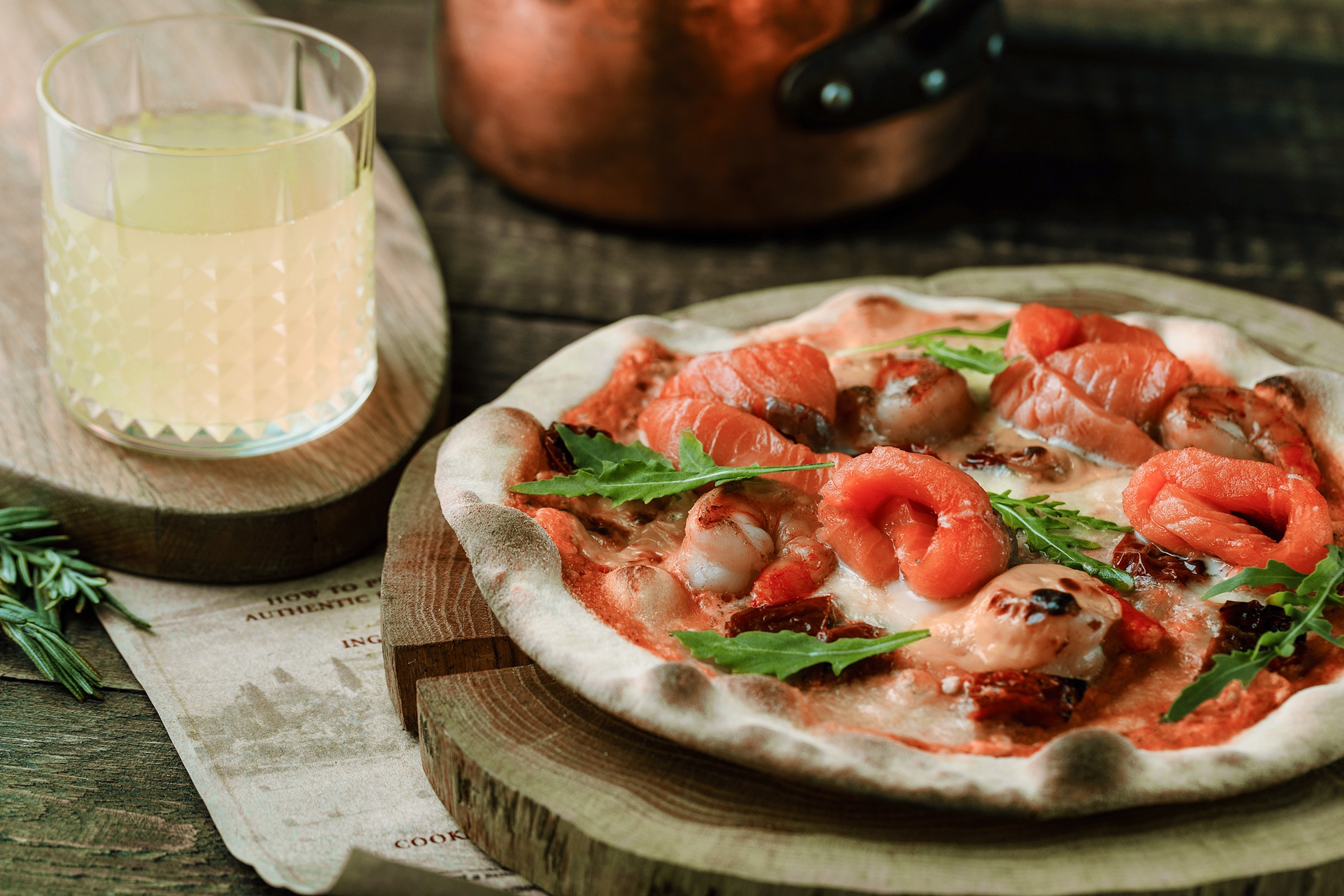 Пицца с лососем, креветками и рукколой