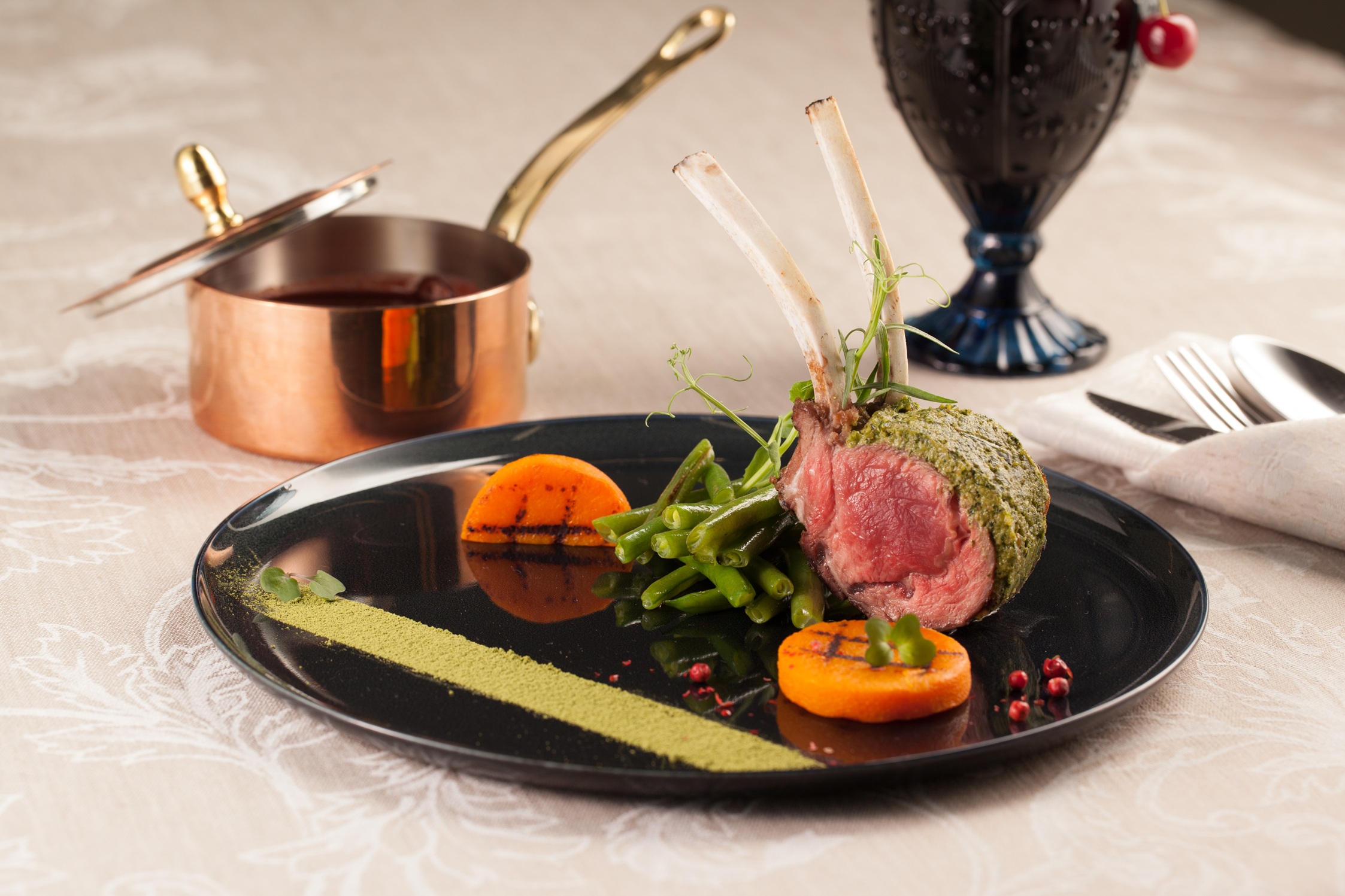 Ломтики баранины с сырной начинкой из рассольного сыра и сбора трав