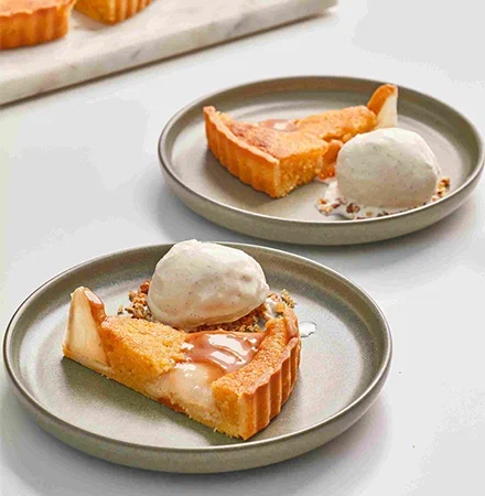 Тарт с грушей и ванильным морожным с творожным сыром Cremette