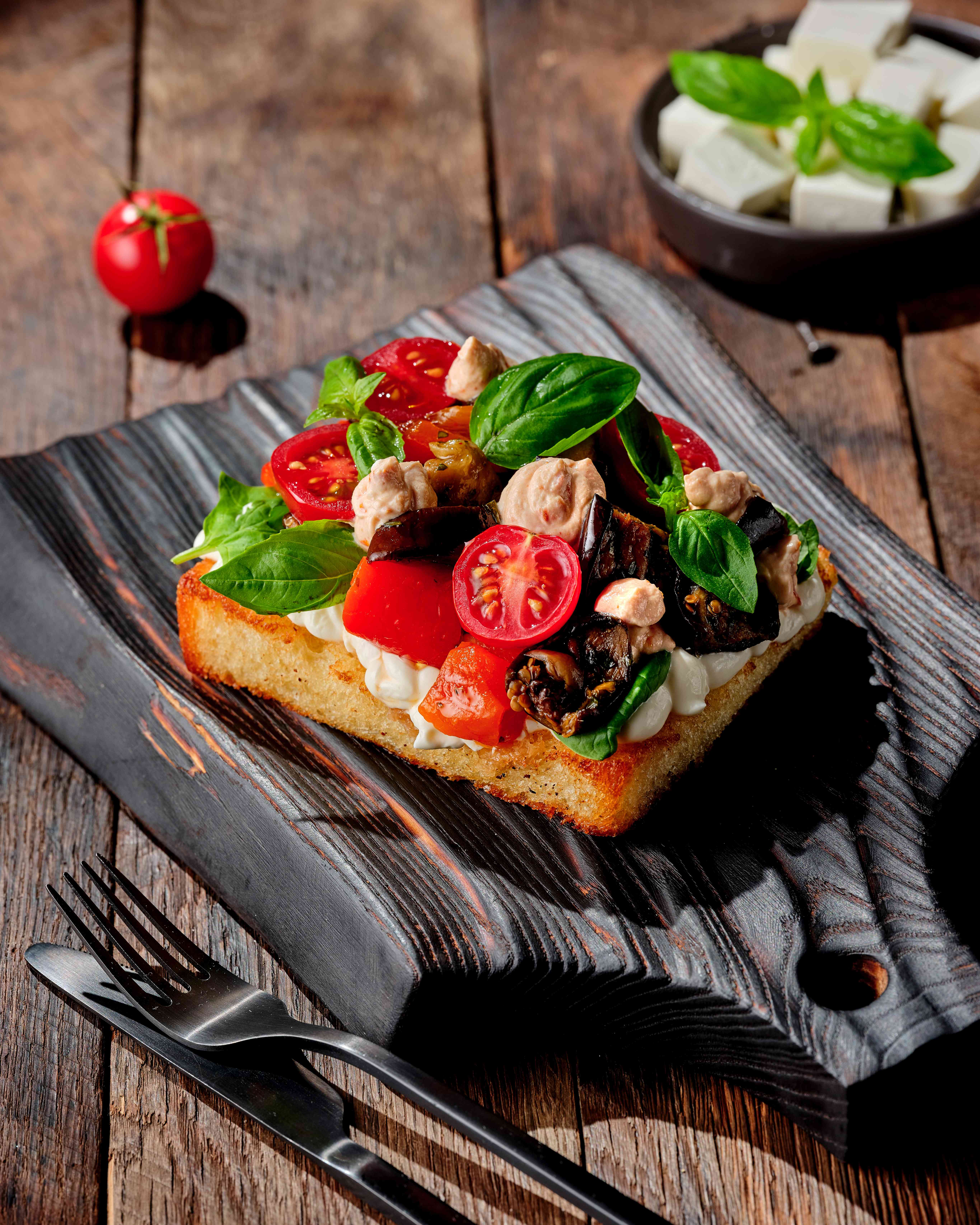 Тост, обжаренный с муссом из сыра мягкого в рассоле Hochland Professional с обжаренными овощами