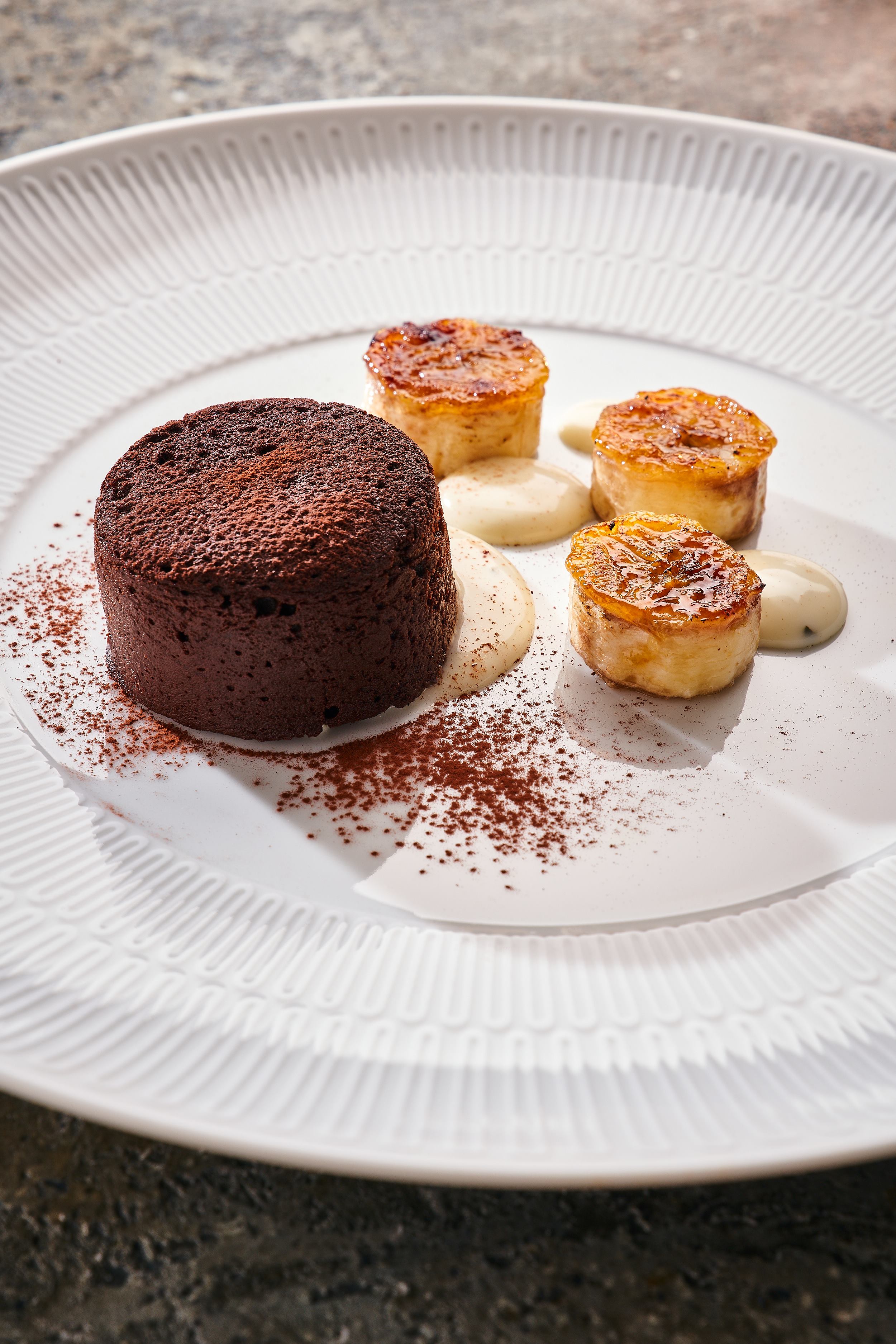 Шоколадный фондан с жареным бананом и сыром Blue Cheese