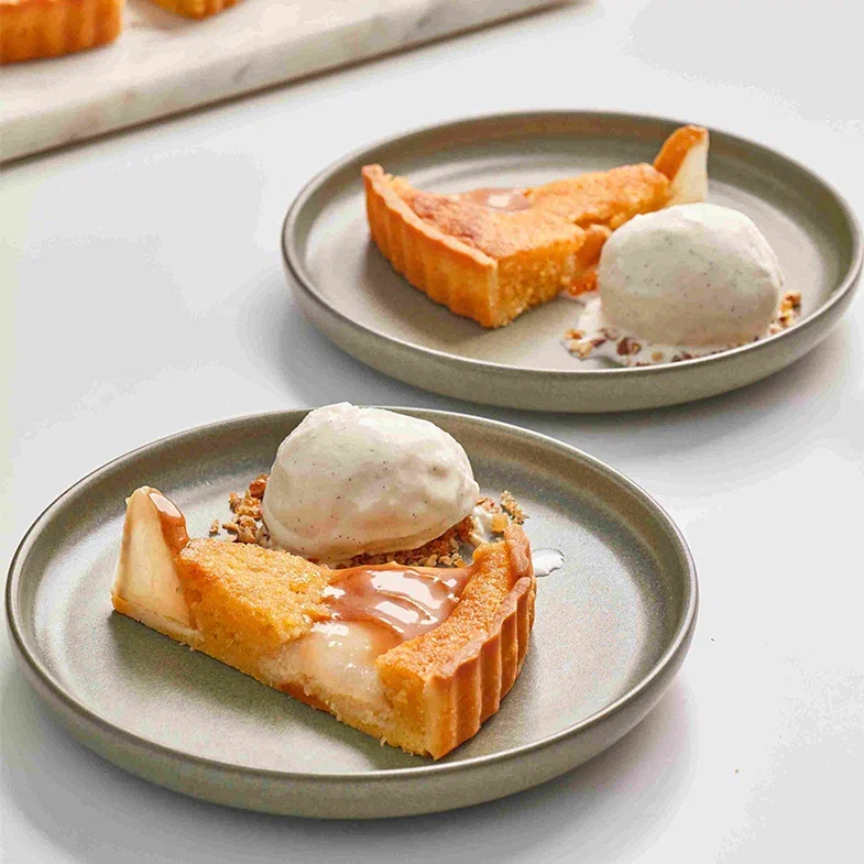 Тарт с грушей и ванильным морожным с творожным сыром Cremette