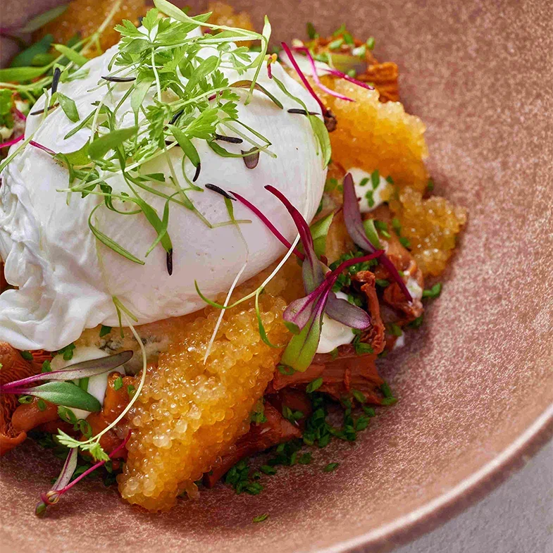 Картофель с щучьей икрой и творожным соусом