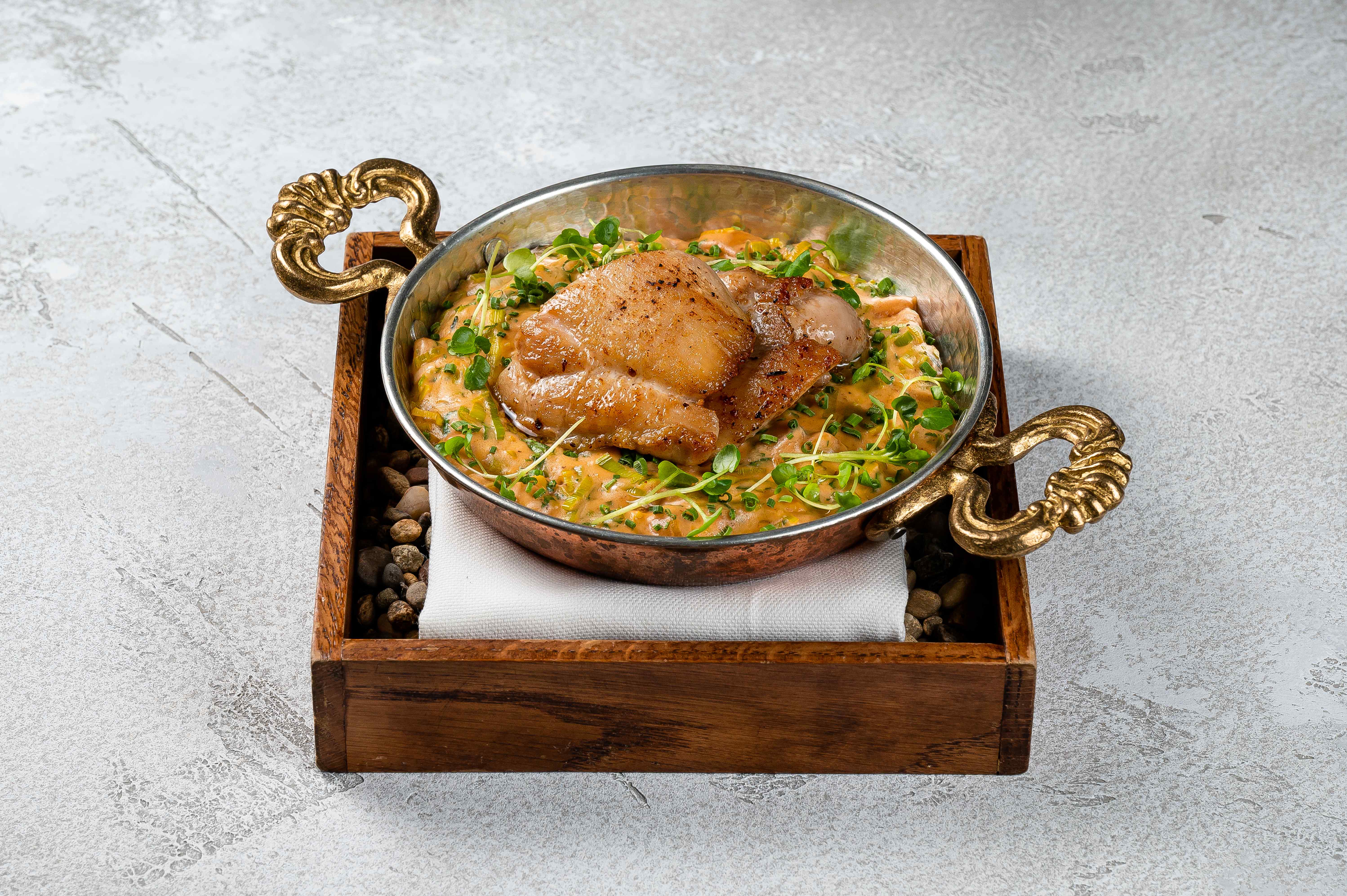 Хрустящая курица с фасолью, луком порей, горчицей и творожным сыром