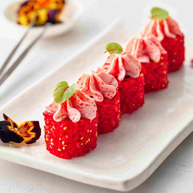 Ролл с тунцом шапкой из сыра и тобикой