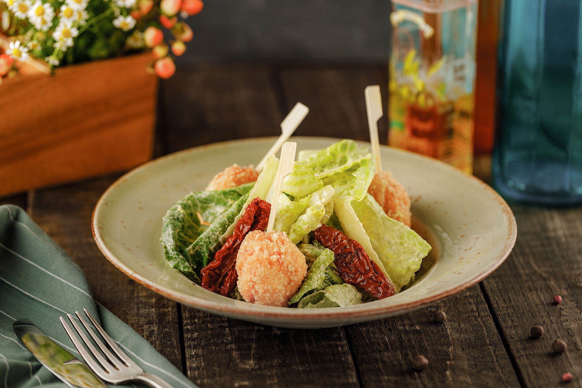 Салат с кебабом из креветок и сырных ломтиков