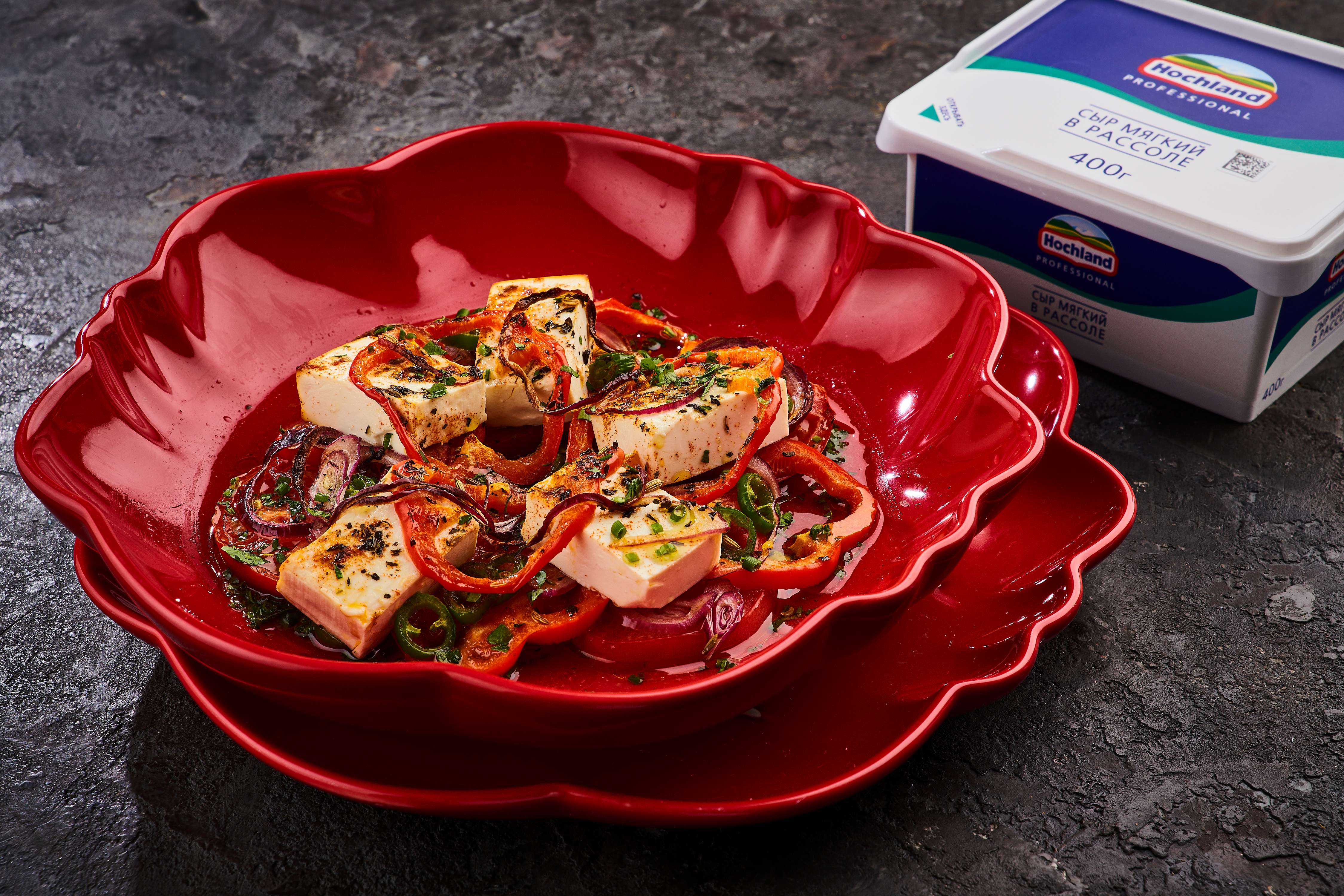 Запеченный мягкий сыр в рассоле с томатами, сладким луком и перцем «по-гречески»