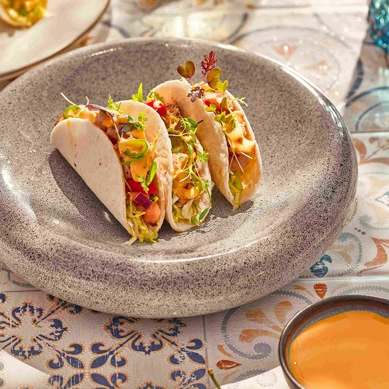 Тако с курицей, сальсой, сырным соусом и кинзой