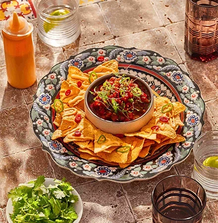 Начос с сырным соусом и тартаром из разноцветных перцев