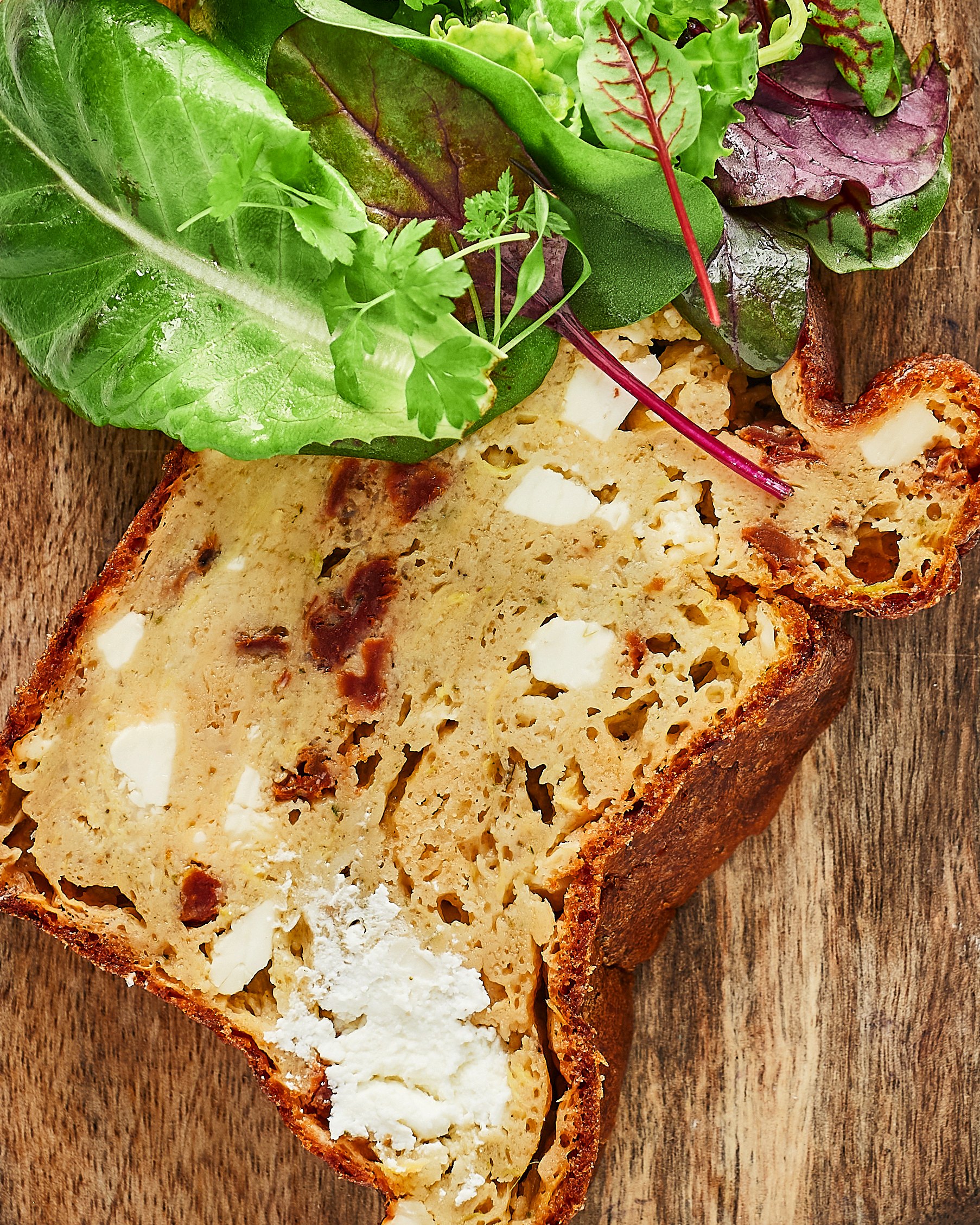 Тёплый кекс с цуккини, вялеными томатами и сыром мягким в рассоле