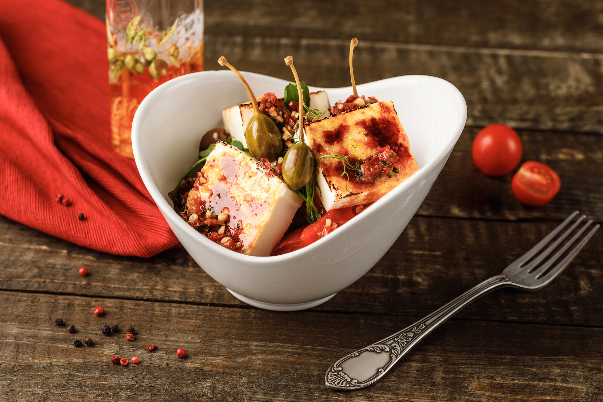 Салат «Санторино» с рассольным сыром и кунжутом