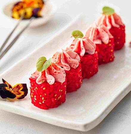 Ролл с тунцом шапкой из сыра и тобикой