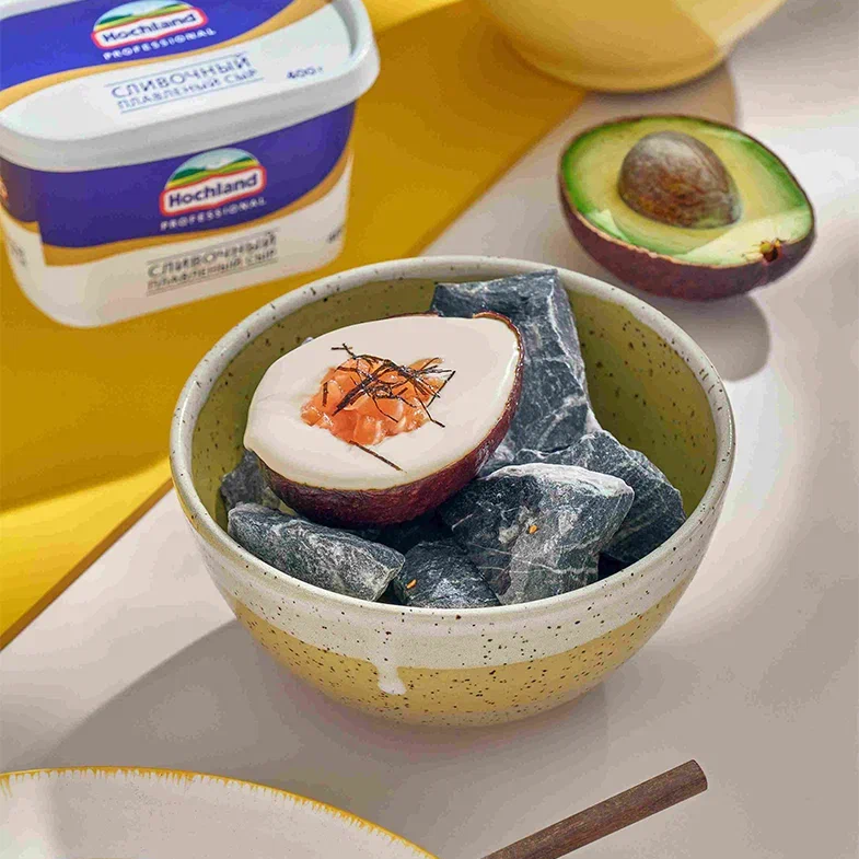 Тартар из лосося с авокадо под трюфельным соусом