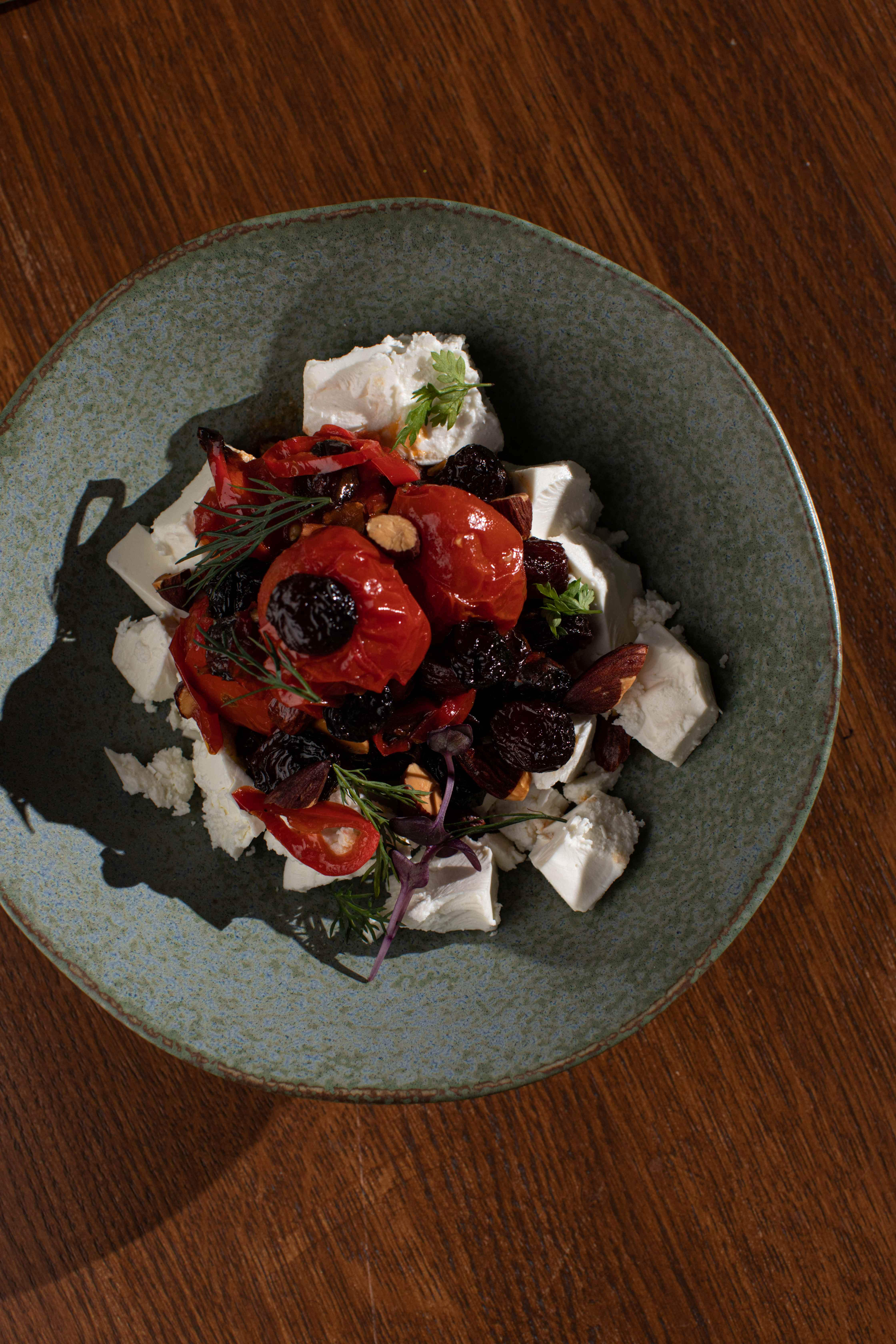 Запеченные черри томаты с изюмом, миндалем и мягким сыром в рассоле