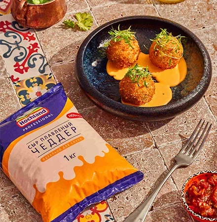 Крокеты из картофеля с соусом Чеддер и рубленным халапеньо