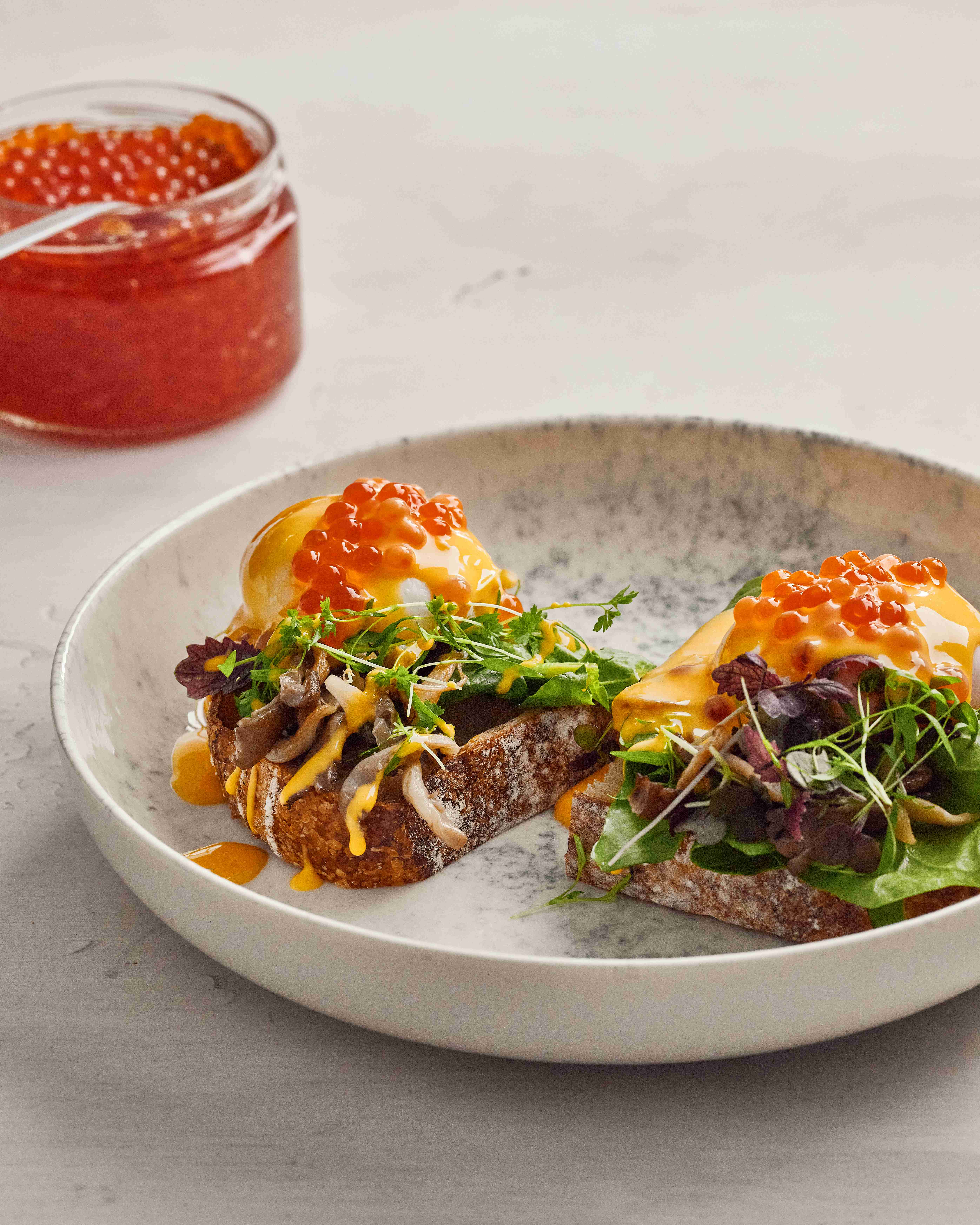 Яйца бенедикт с соусом Чеддер