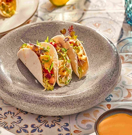 Тако с курицей, сальсой, сырным соусом и кинзой