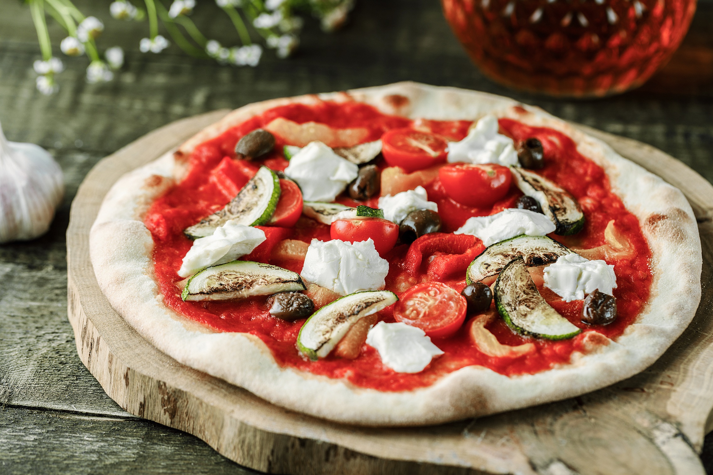 Пицца с творожным сыром, болгарским перцем, помидорами черри, цукини и маслинами