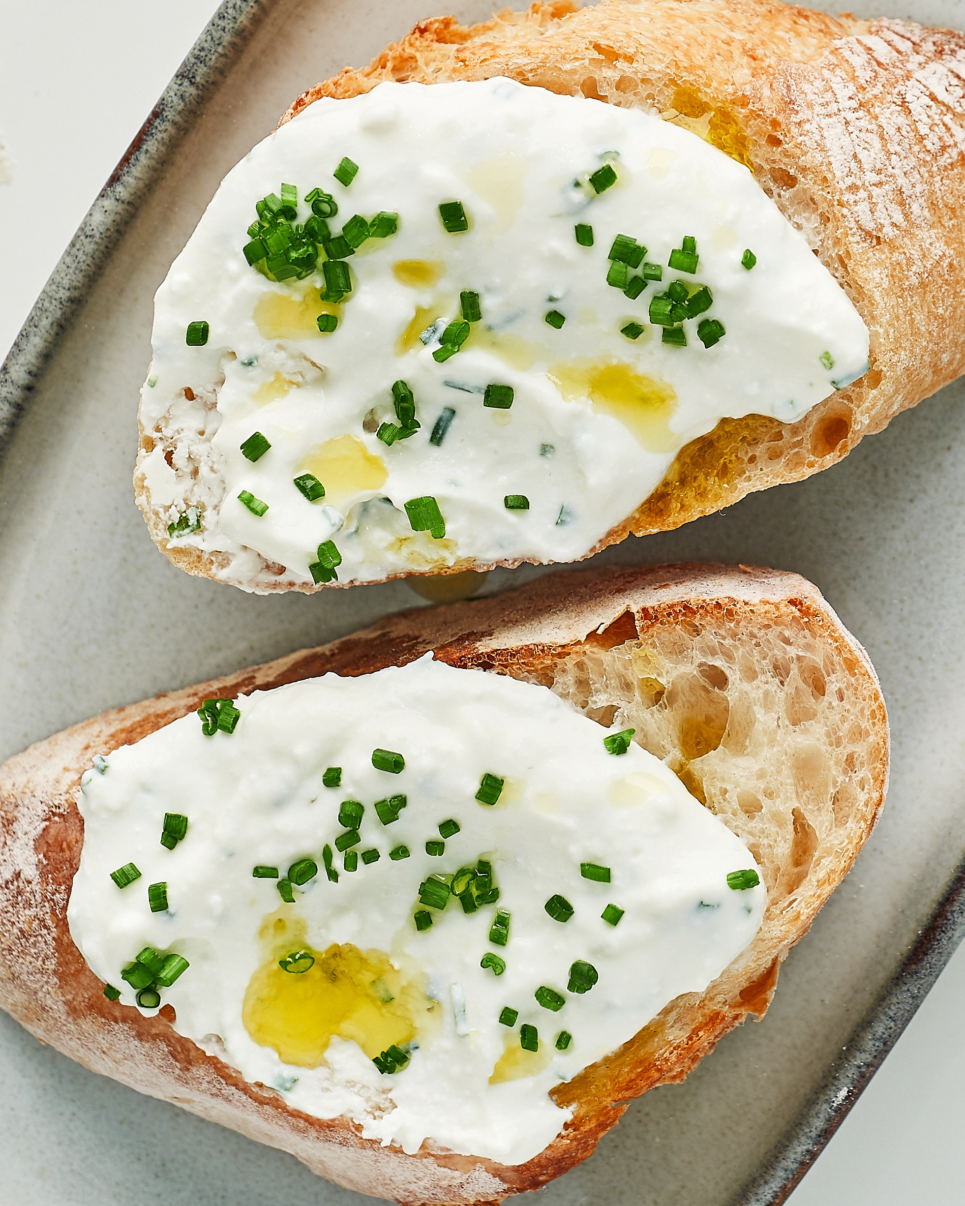 Дип из йогурта с сыром мягким в рассоле