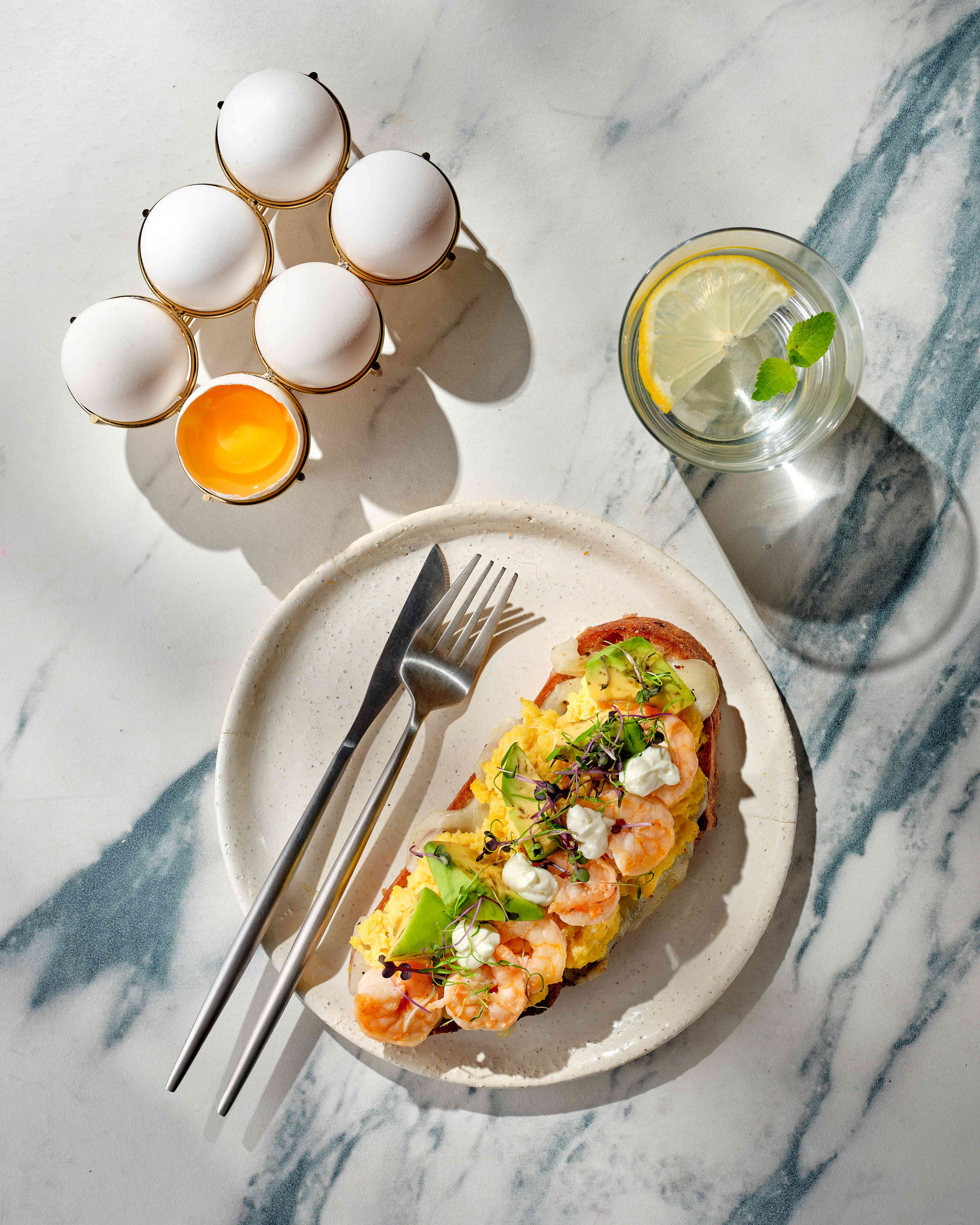 Бутерброд со скремблом, сыром для пиццы Моцарелла, авокадо и креветками