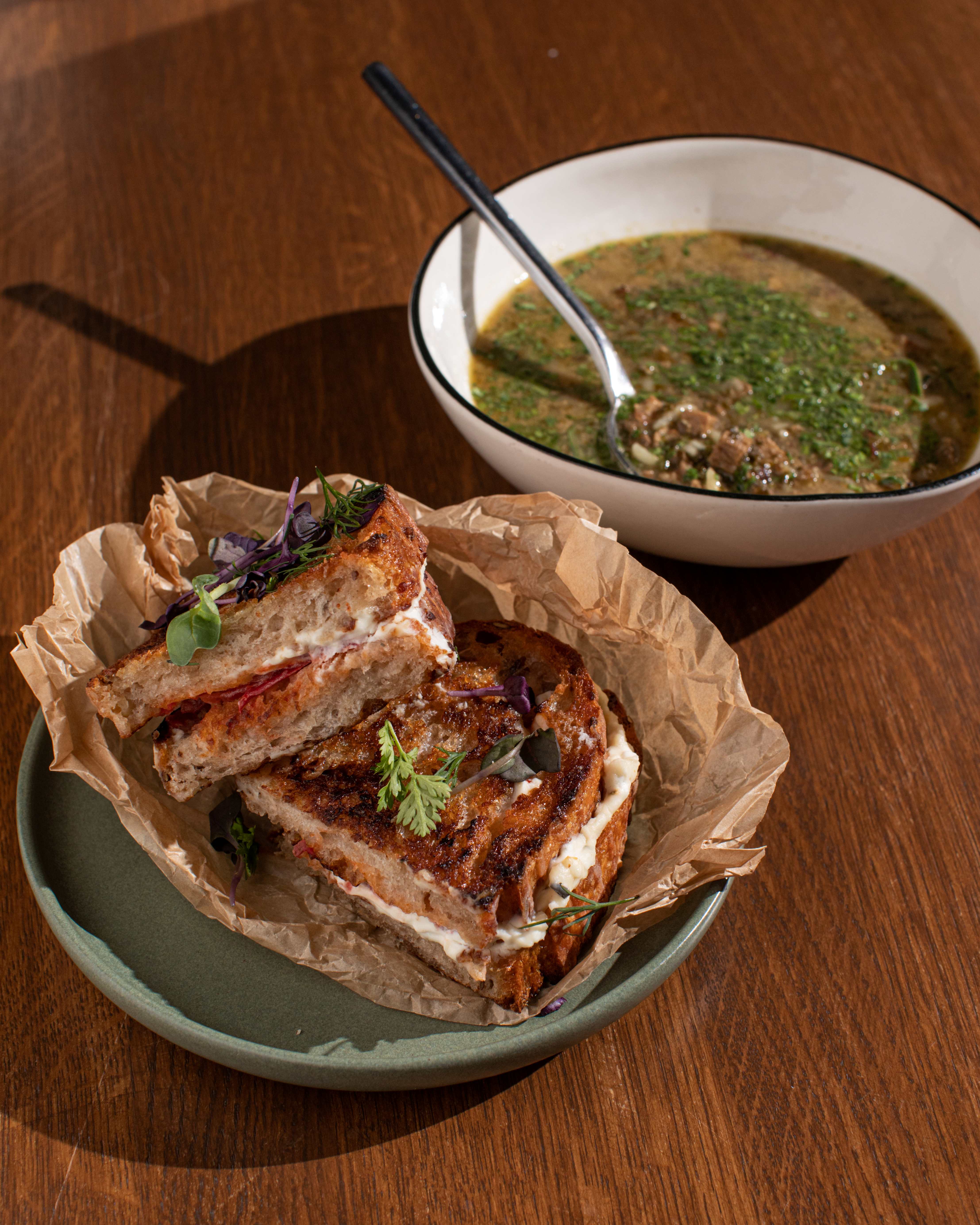 Зеленый харчо и горячий сэндвич с сыром мягким в рассоле