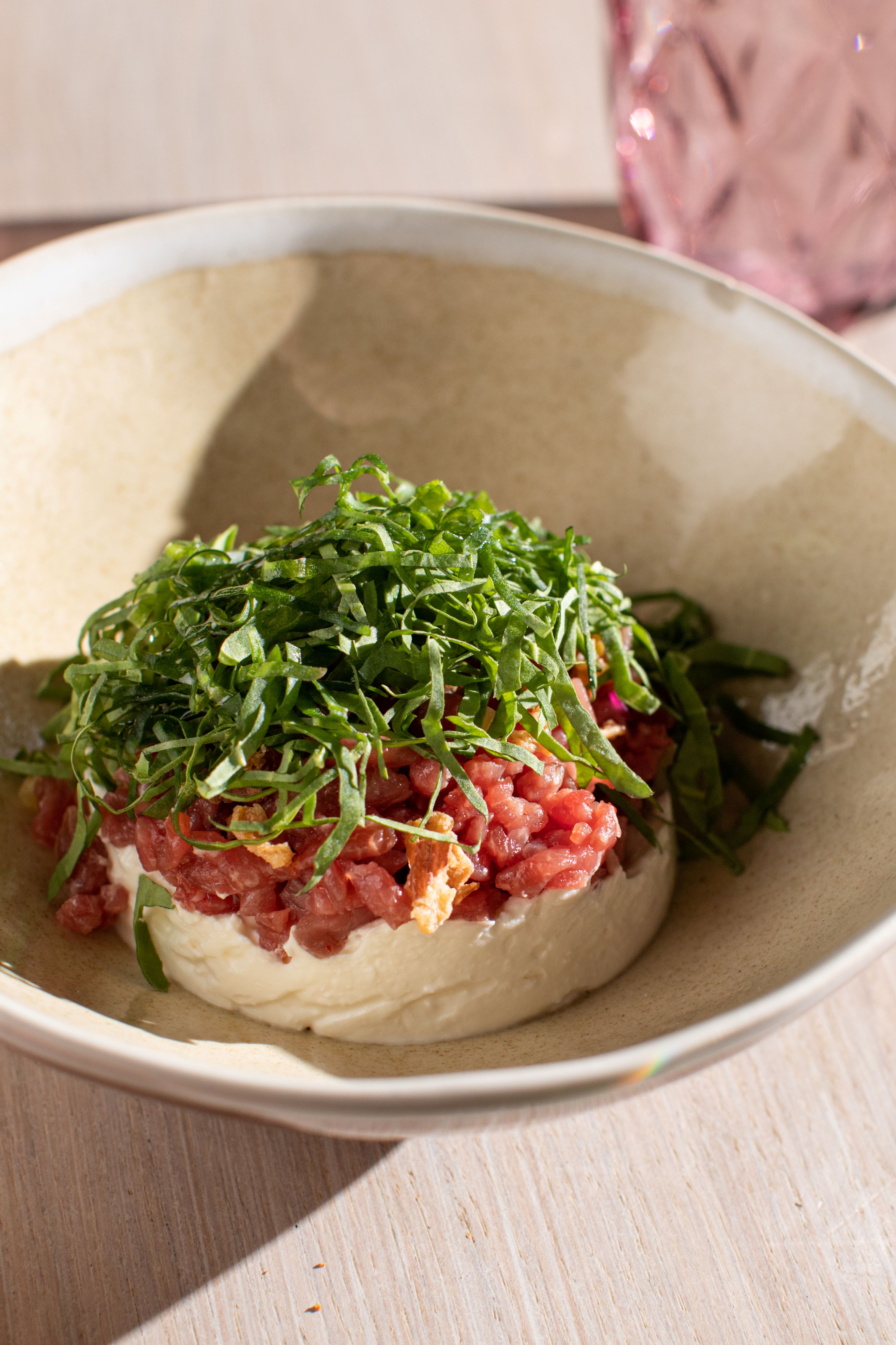 Тартар с аджикой, щавелем и кремом из мягкого сыра в рассоле