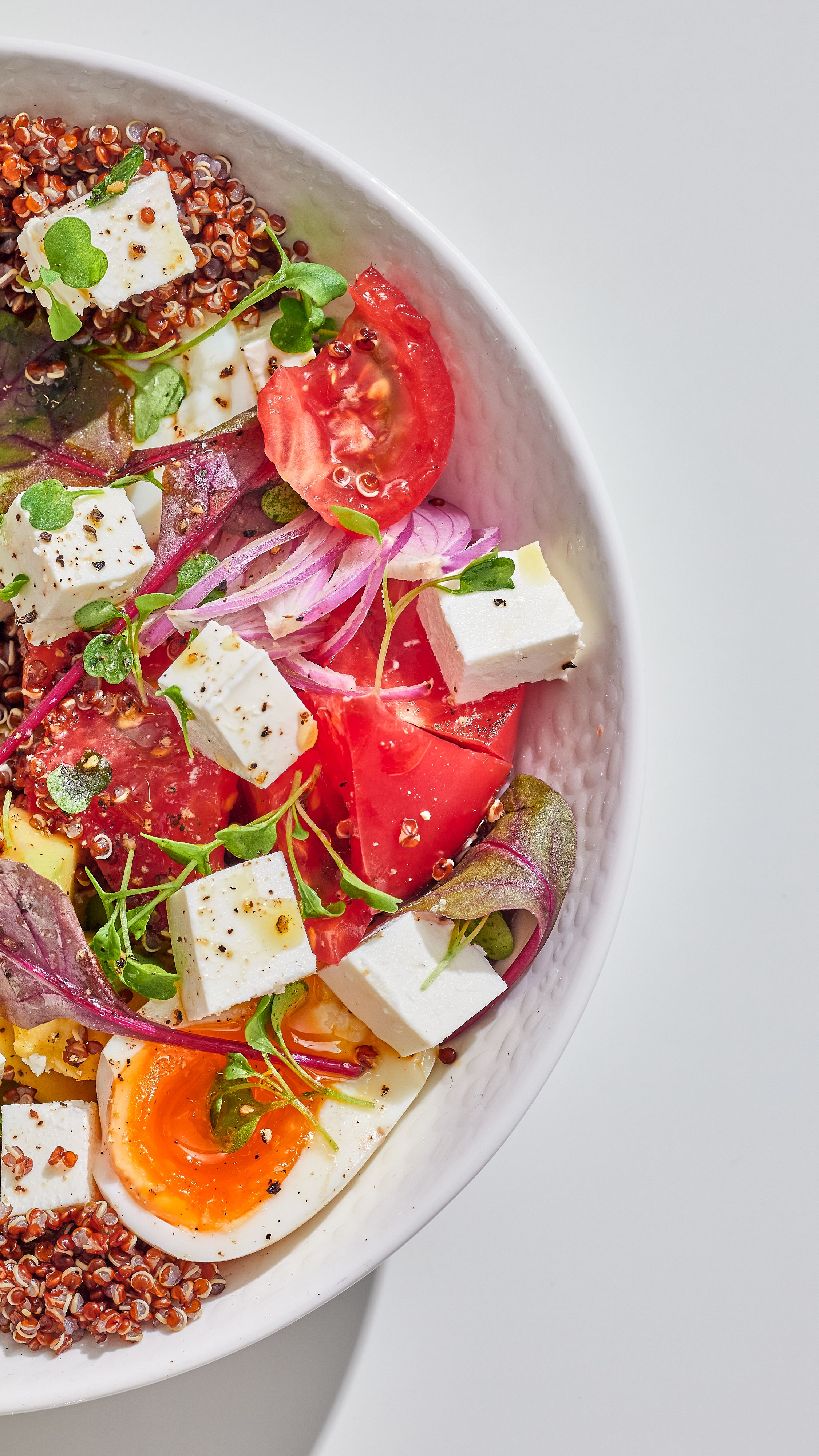 Боул с киноа и сыром мягким в рассоле