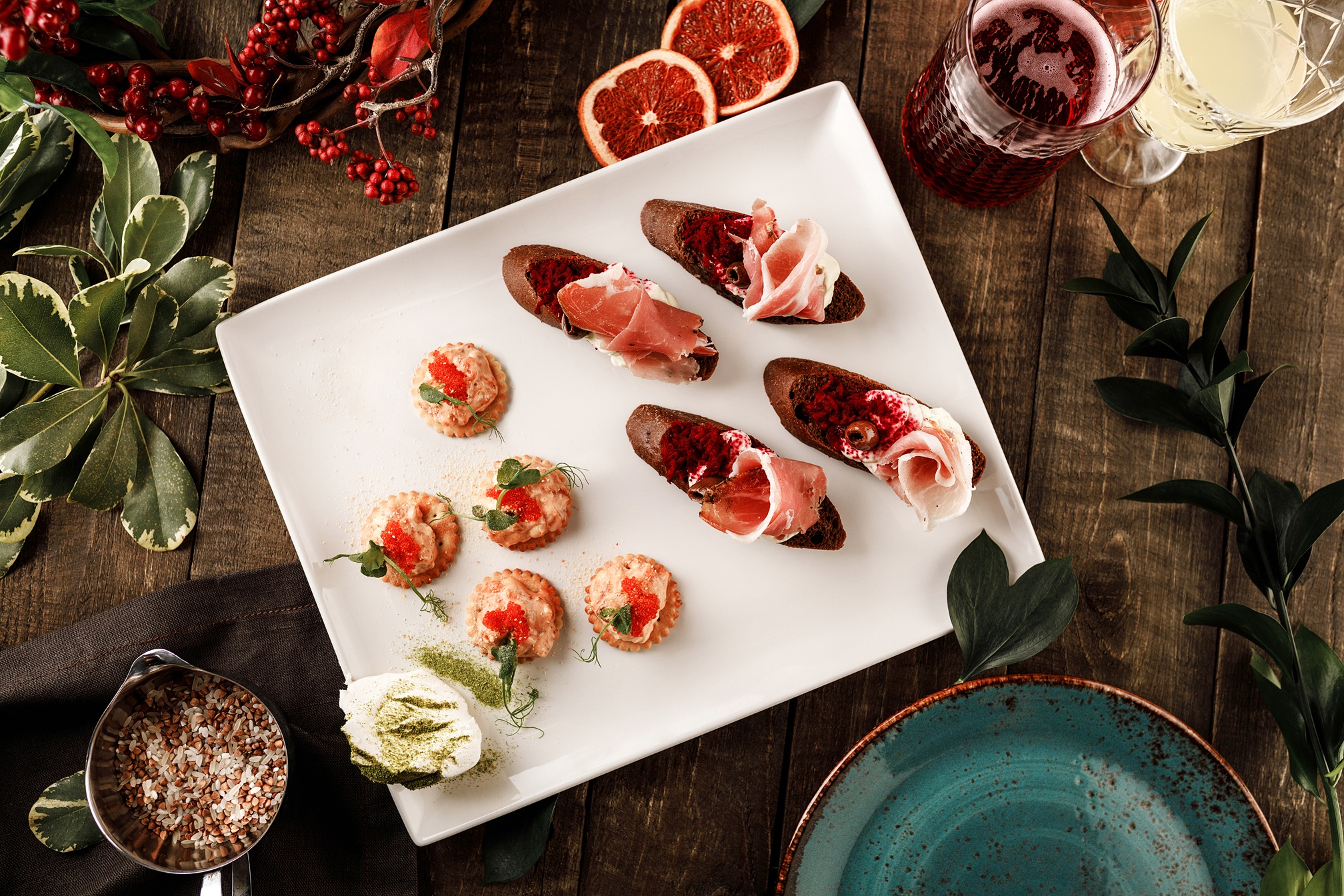 Мини сэндвич из хлеба «бородино» с кремом из творожного соуса, с Пармской ветчиной и персиками