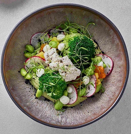 Зеленый салат с заправкой из творожного соуса и анчоуса