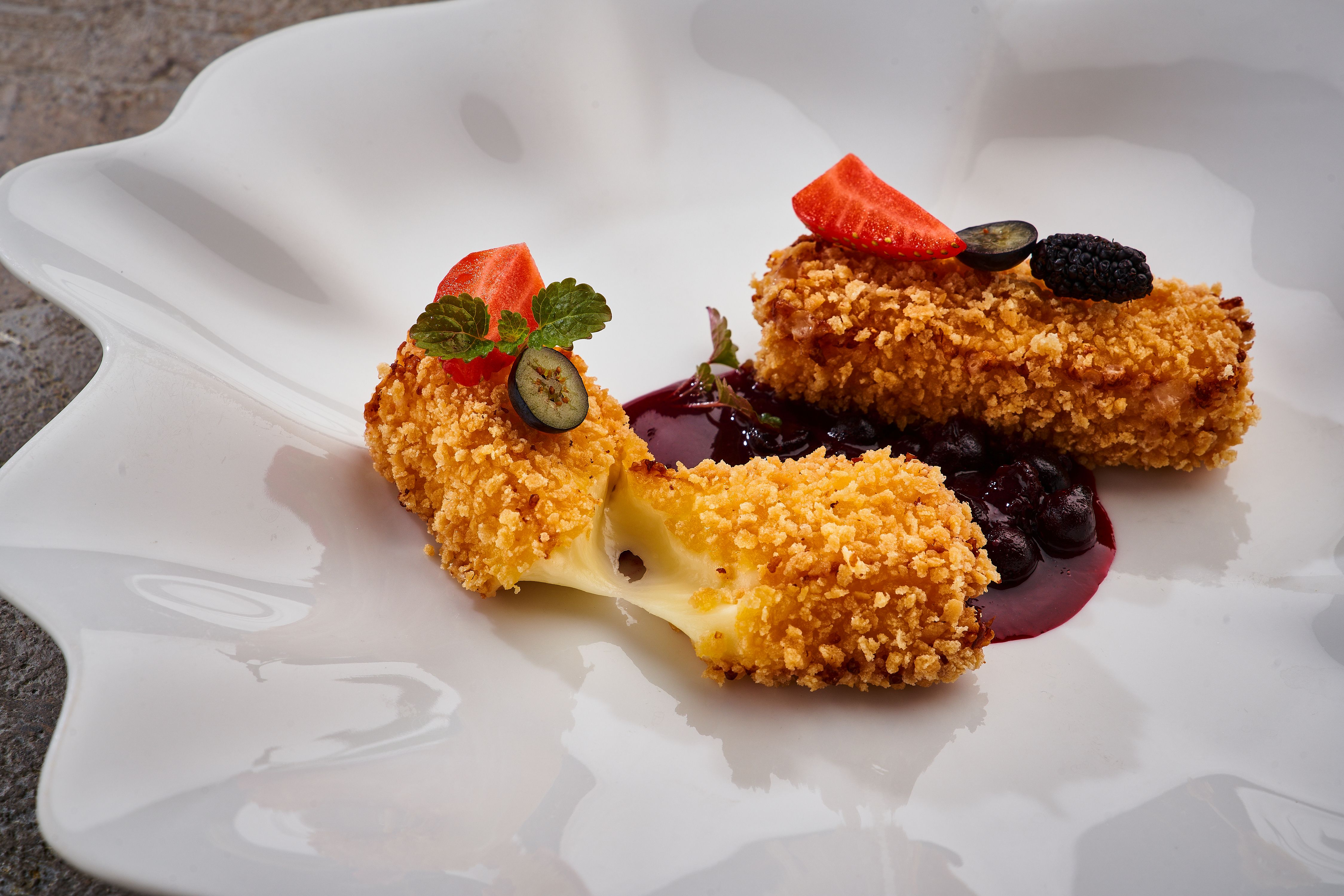 Хрустящий теплый сыр с соусом из жженной смородины